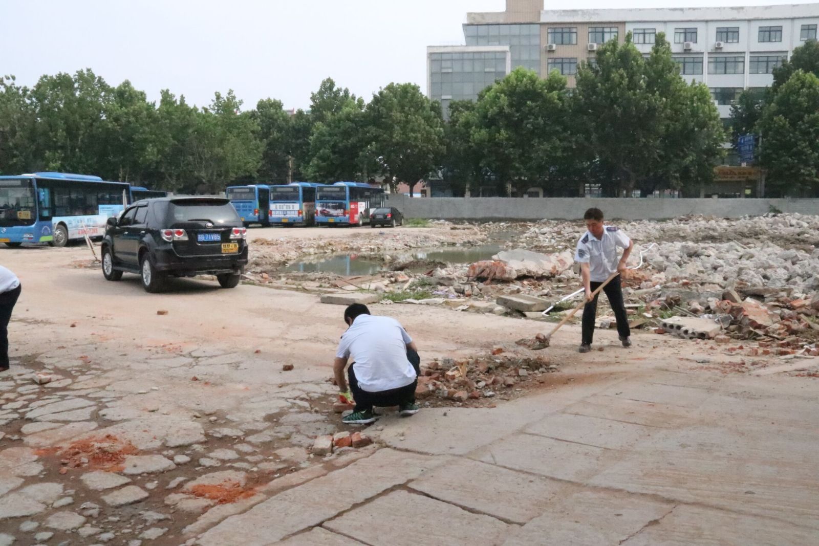 公交集團海通公交公司修復坑洼場(chǎng)地 助力文明城市創(chuàng  )建